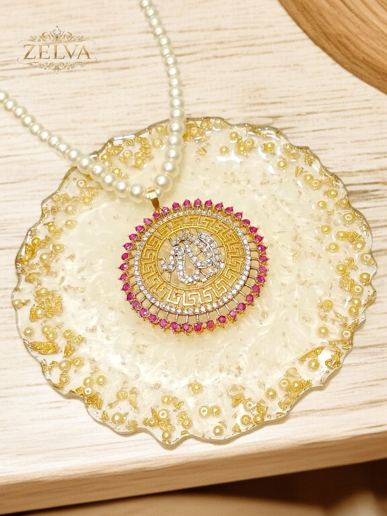Golden Glamour: Elegant & Pearl Pendant Necklace