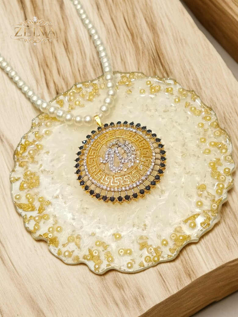 Golden Glamour: Elegant & Pearl Pendant Necklace