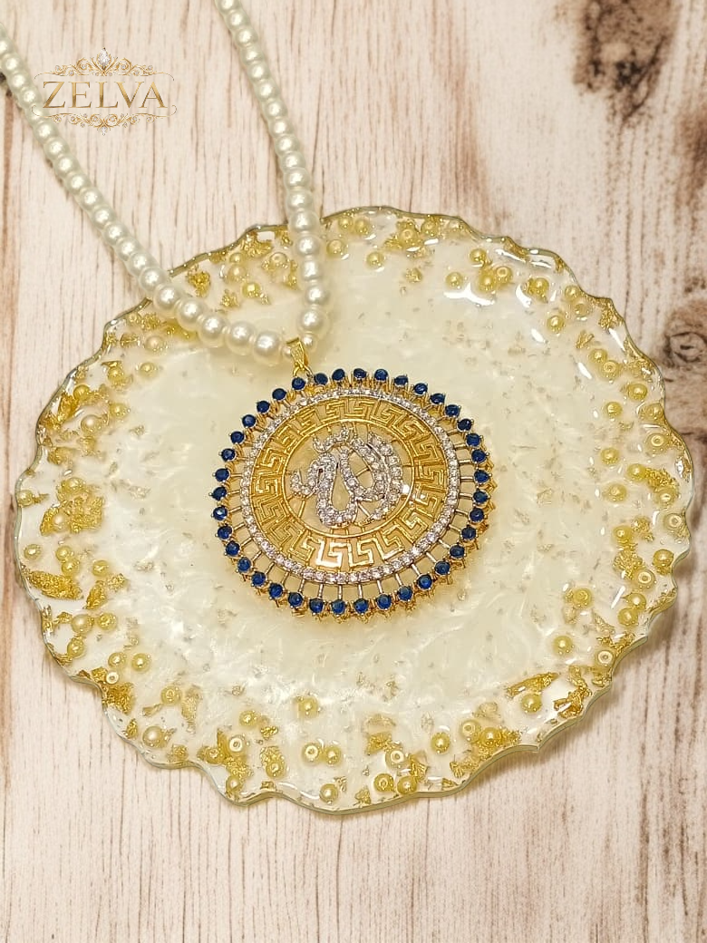 Golden Glamour: Elegant & Pearl Pendant Necklace