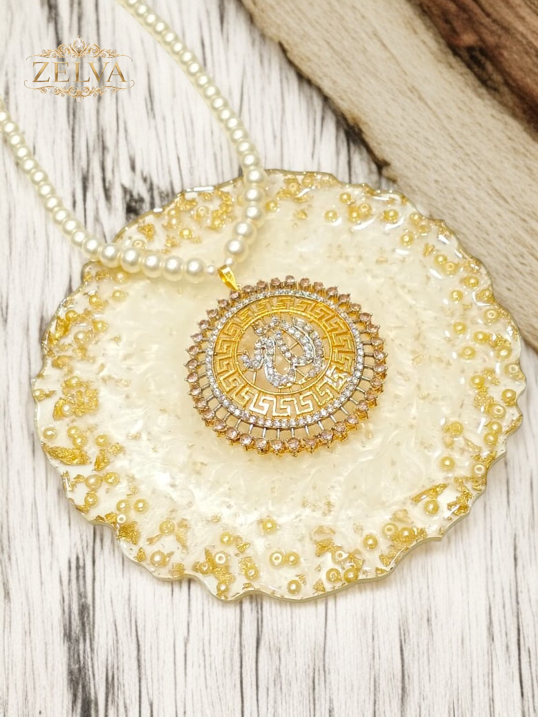 Golden Glamour: Elegant & Pearl Pendant Necklace