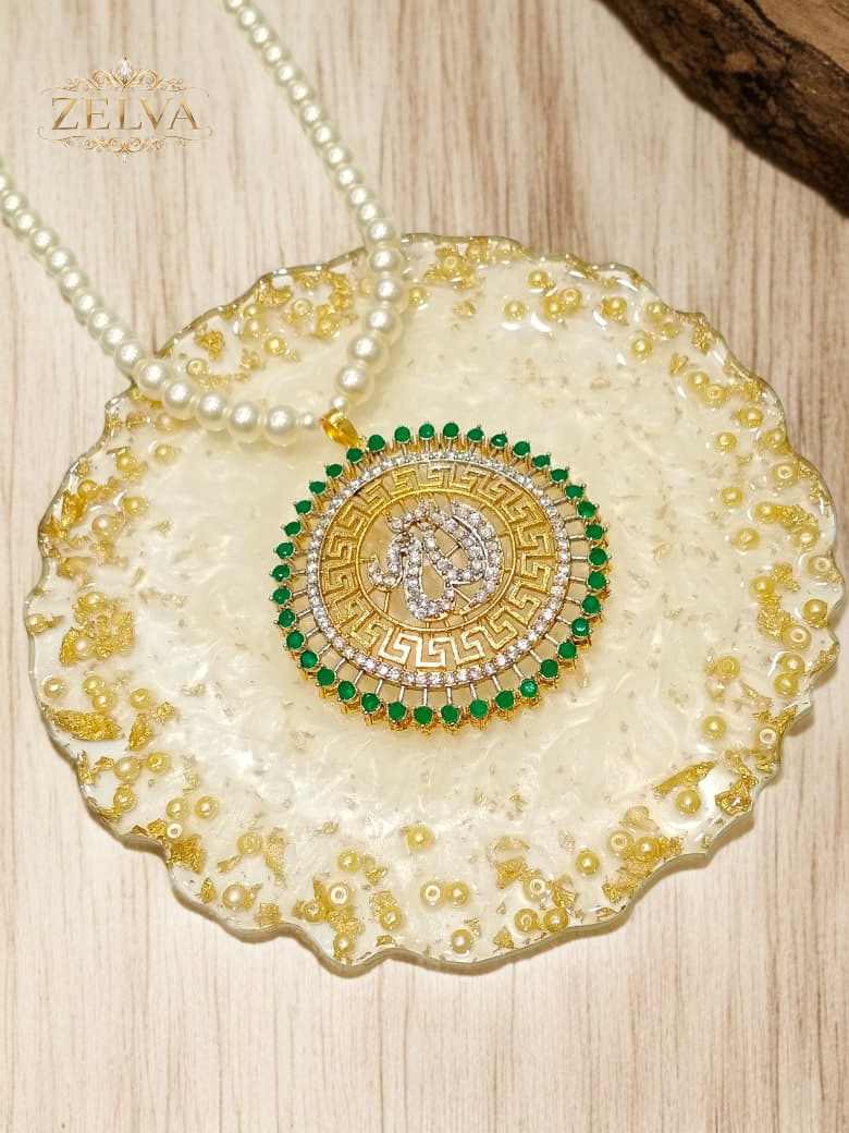 Golden Glamour: Elegant & Pearl Pendant Necklace