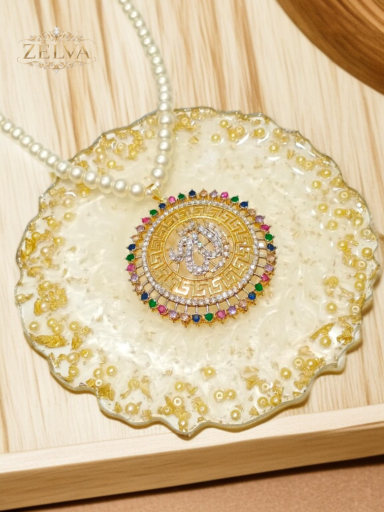 Golden Glamour: Elegant & Pearl Pendant Necklace