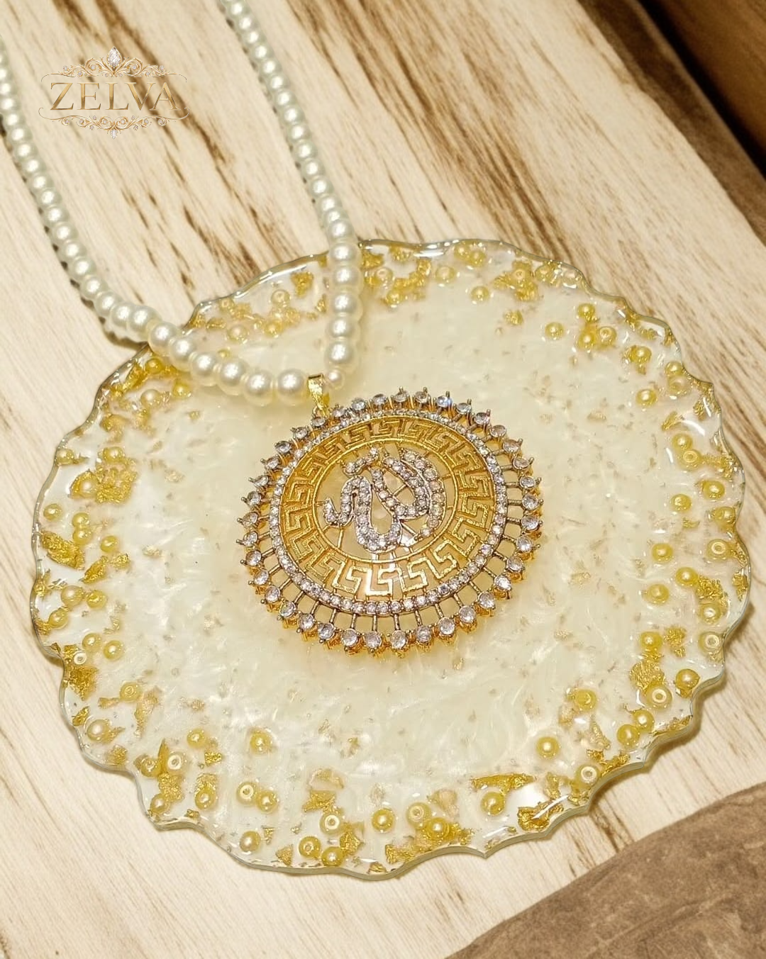 Golden Glamour: Elegant & Pearl Pendant Necklace